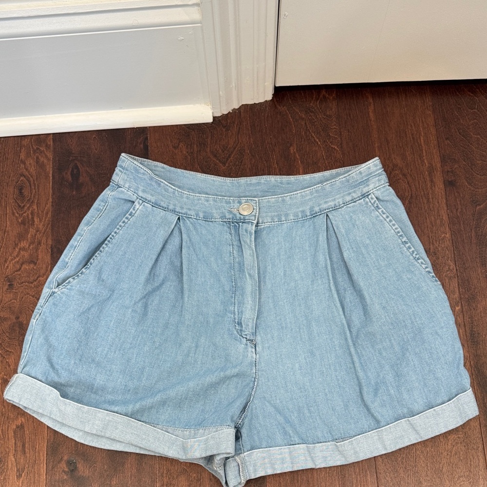 Gianni Bini Women’s Pleated Chambray Cuffed Shorts, Size 6, Medium Wash